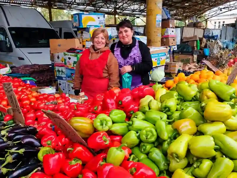 Яскравий ринок із усміхненими продавчинями