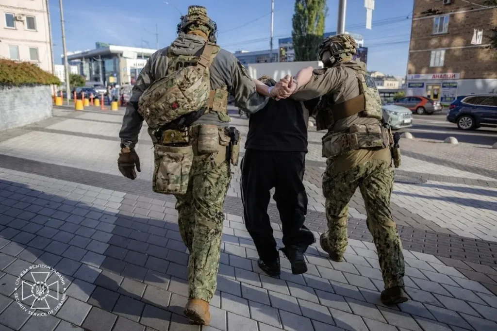 У Києві затримали 18-річного одесита, його підозрюють у наведенні російських ударів і підготовці теракту