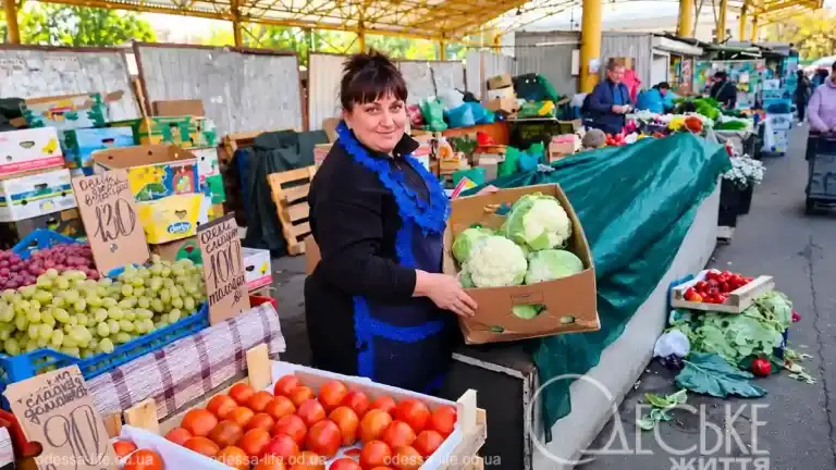 Жінка-продавчиня на овочевому ринку